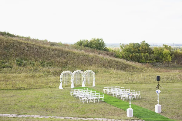 Bekijk op bruiloft zitplaatsen en buiten archs — Stockfoto