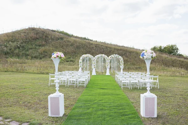 Bekijk op bruiloft doorgang tussen rijen van stoelen — Stockfoto