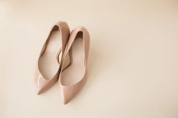 Chaussures de mariage beige sur le sol — Photo