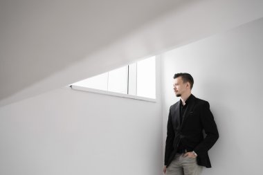 Pencereden bakarak işadamı