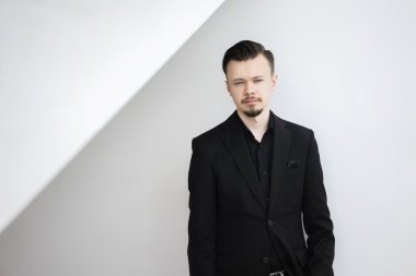 Kameraya bakarak sakallı zarif adam portresi