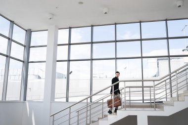 Merdivenlerden yukarı yürüyen adam yan görünüm