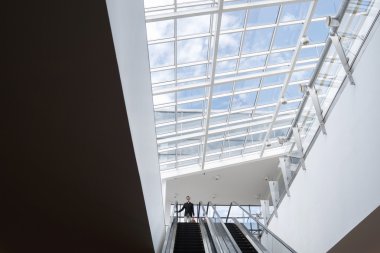 Adam yürüyen merdiven aşağı gidiyor