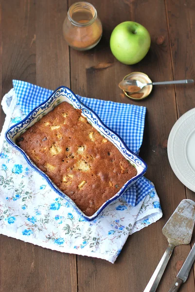 Üzümlü elmalı turta.