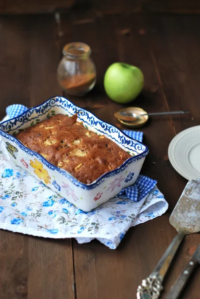 Apfelkuchen mit Rosinen — Stockfoto