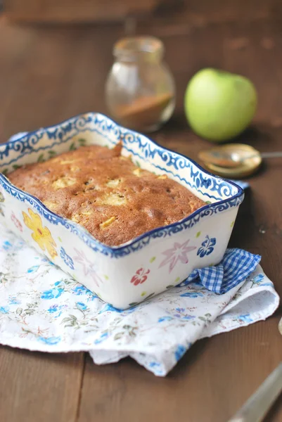 Üzümlü elmalı turta.