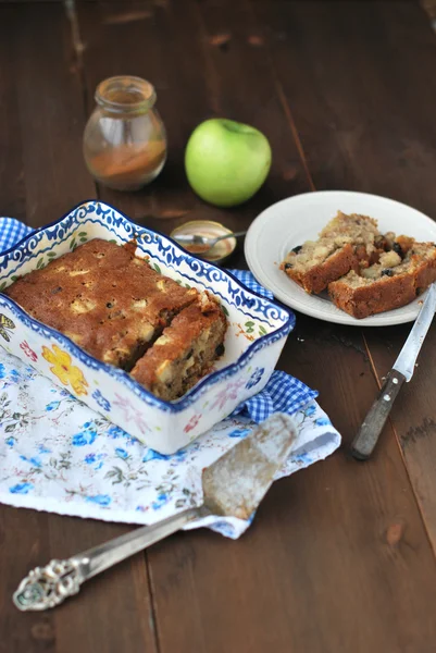 Üzümlü elmalı turta.