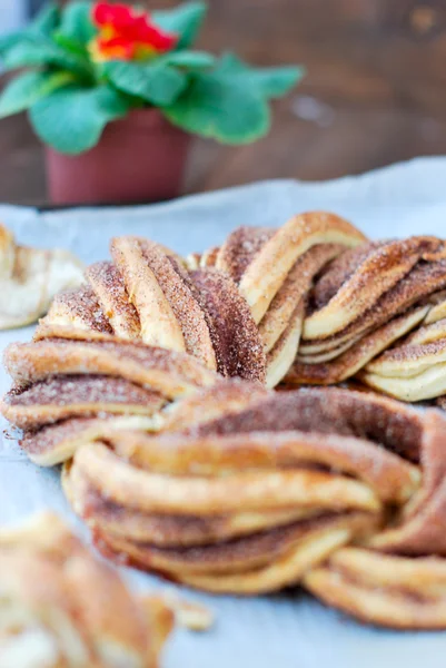 Tarçın ile ev yapımı hamur işleri