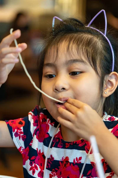 Weibliches Asiatisches Kind Beim Nudelessen Kind Isst Ramen Nudeln Lächelnd — Stockfoto