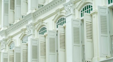 19. yüzyılın sonundan kalma eklektik tarzda pencereler. Eski tarz pencereler ve evler