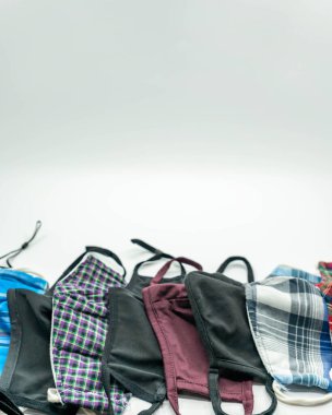 Düz arkaplanda el yapımı koruyucu maskeler vardı. Yeniden kullanılabilir keten maskeler Coronavirus, covid-19 ya da gribe karşı. Tıbbi maske deseni