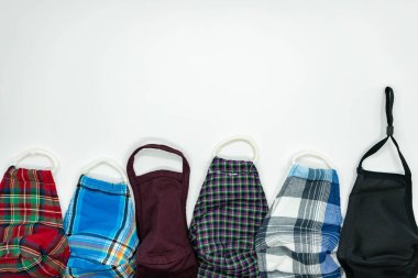 Mavi düz arka planda el yapımı yüz koruyucu maskeler vardı. Yeniden kullanılabilir kumaş maskeler Coronavirus, covid-19 ya da grip için. Tıbbi maske deseni