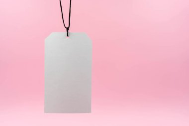 Pembe arka planda asılı boş beyaz etiket fiyatı