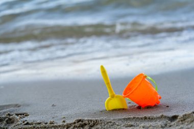 Çocukların plaj oyuncakları. Güneşli bir günde kovalar, kürekler ve kürekler.