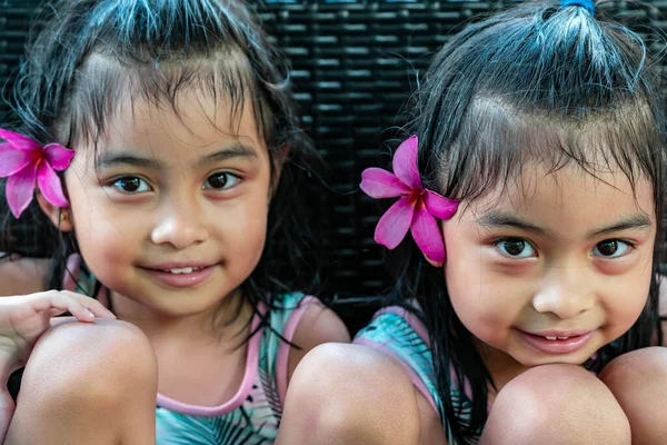 Маленькие Девочки Близнецы Большими Розовыми Цветами Ухом — стоковое фото