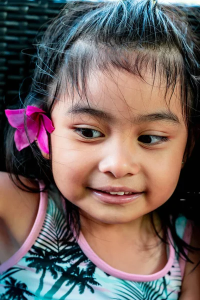 Bambina Con Grande Fiore Rosa Dietro Orecchio Grazioso Asiatico Bambino — Foto Stock