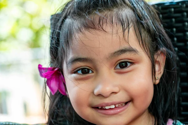 Bambina Con Grande Fiore Rosa Dietro Orecchio Grazioso Asiatico Bambino — Foto Stock
