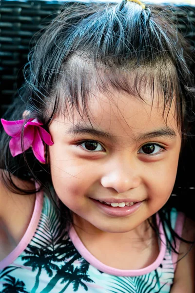 Bambina Con Grande Fiore Rosa Dietro Orecchio Grazioso Asiatico Bambino — Foto Stock