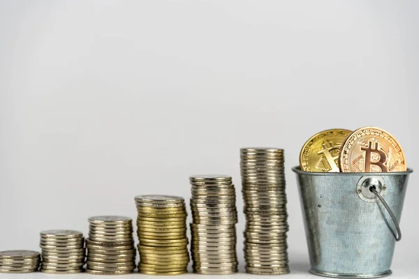 Altın Bitcoin kripto ve bozuk para yığını, Crypto engelleme ağı içinde Dijital Para, teknoloji ve çevrimiçi internet değiş tokuşu kullanılarak takas edilir. Mali konsept