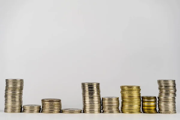 Поместите Монеты Линию Низкого Высокому Управление Своими Сбережениями Расти Инвестируя — стоковое фото
