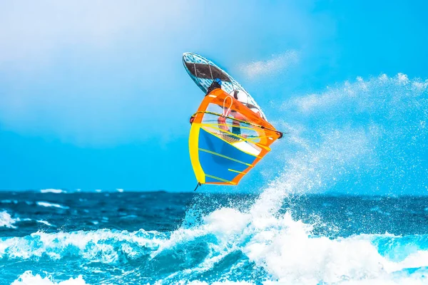 Deportes Verano Windsurf Haciendo Salto Acrobático Las Olas Rociar Agua — Foto de Stock