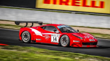 Oschersleben, Almanya, 28 Nisan 2019: Oschersleben 'deki Motorsport Arena' da Spezial Tourenwagen Kupası sırasında yarış pilotu Andreas Konig Ferrari 458 GT kullanıyordu.