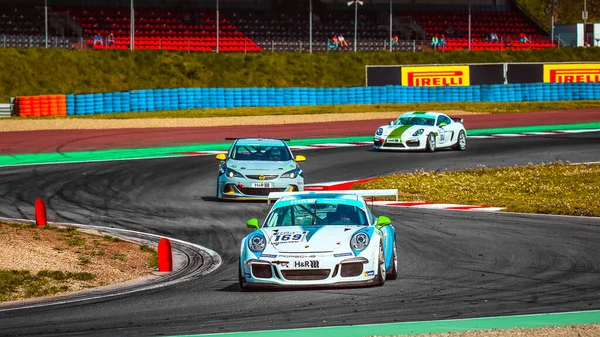 Oschersleben, Almanya, 26 Nisan 2019: Oschersleben 'deki Motorsport Arena' da düzenlenen Spezial Tourenwagen Kupası sırasında yarış pilotu Torsten Klimmer tarafından sürülen Porsche Cayman GT4