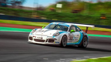 Oschersleben, Almanya, 28 Nisan 2019: Almanya 'nın Oschersleben şehrinde düzenlenen Spezial Tourenwagen Kupası sırasında Porsche Cayman GT4 Klimmer kullanan yarış sürücüsü Torsten Klimmer.