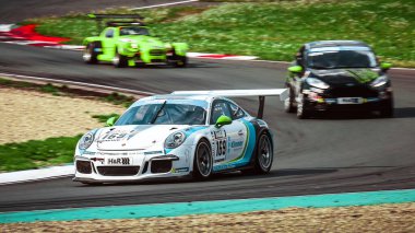 Oschersleben, Almanya, 28 Nisan 2019: Oschersleben, Almanya 'daki Motorsport Arena' da Spezial Tourenwagen Kupası sırasında Porsche Cayman GT4 kullanan Torsten Klimmer.