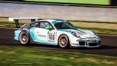 Oschersleben, Almanya, 28 Nisan 2019: Oschersleben 'deki Motorsport Arena' da Spezial Tourenwagen Kupası sırasında Porsche Cayman GT kullanan yarış sürücüsü Torsten Klimmer