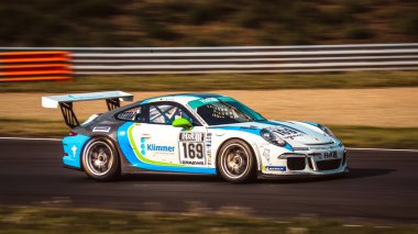 Oschersleben, Almanya, 28 Nisan 2019: Oschersleben, Almanya 'daki Motorsport Arena' da Spezial Tourenwagen Kupası sırasında Porsche Cayman süren yarış sürücüsü Torsten Klimmer.