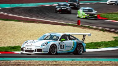 Oschersleben, Almanya, 28 Nisan 2019: Oschersleben, Almanya 'daki Motorsport Arena' da Spezial Tourenwagen Kupası sırasında Porsche Cayman GT kullanan Torsten Klimmer.