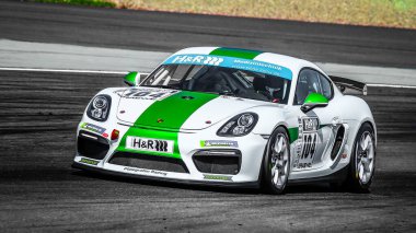 Oschersleben, Almanya, 26 Nisan 2019: Oschersleben, Almanya 'daki Motorsport Arena' da düzenlenen Spezial Tourenwagen Kupası sırasında yarış pilotu Philipp Pfalzgraf tarafından sürülen Porsche Cayman GT4.