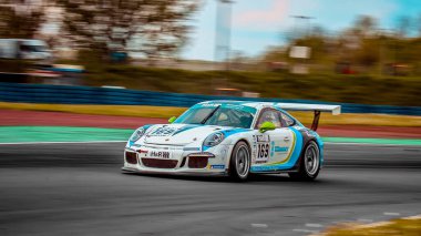Oschersleben, Almanya, 28 Nisan 2019: Oschersleben, Almanya 'daki Motorsport Arena' da Spezial Tourenwagen Kupası sırasında Porsche Cayman kullanan Torsten Klimmer.