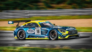 Oschersleben, Almanya, 28 Nisan 2019: Oschersleben 'de Spezial Tourenwagen Kupası sırasında Mercedes AMG GT3 kullanan yarışçı Josef Kluber