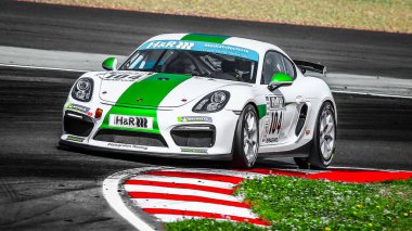 Oschersleben, Almanya, 26 Nisan 2019: Oschersleben 'deki Motorsport Arena' da Spezial Tourenwagen Kupası sırasında Porsche Cayman GT4 Club sporu kullanan yarış sürücüsü Philipp Pfalzgraf