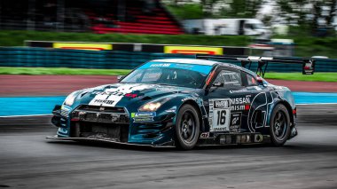 Oschersleben, Almanya, 28 Nisan 2019: Oschersleben 'deki Motorsport Arena' da Spezial Tourenwagen Kupası sırasında Nissan GT-R kullanan yarış sürücüsü Michael Schulze