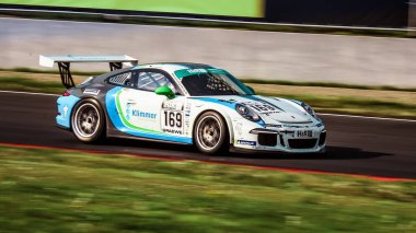 Oschersleben, Almanya, 28 Nisan 2019: Almanya 'nın Oschersleben şehrinde düzenlenen Spezial Tourenwagen Kupası sırasında Porsche Cayman GT4 kullanan yarışçı Torsten Klimmer-.