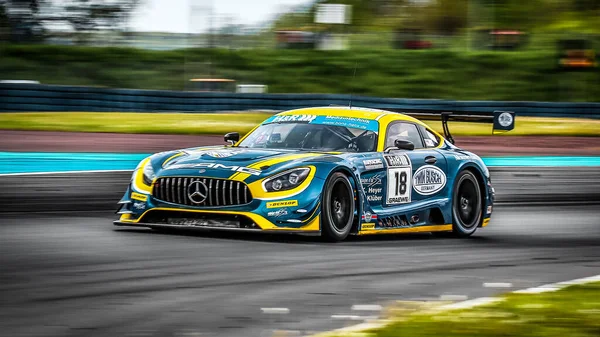 Oschersleben, Almanya, 28 Nisan 2019: Motorsport Arena 'daki Spezial Tourenwagen Kupası sırasında Mercedes AMG GT kullanan yarışçı Josef Kluber