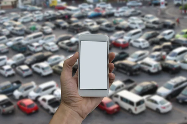 akıllı telefon ve açık park boş ekran tutan adam el