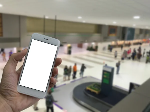 En man hand som håller tom skärm av smart telefon och oskärpa flygplat — Stockfoto