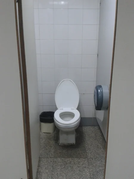 在机场的公共厕所 — 图库照片