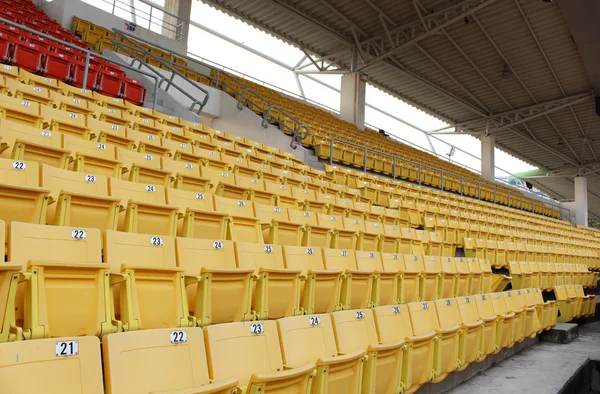 Żółty miejsc na trybuny na stadionie — Zdjęcie stockowe