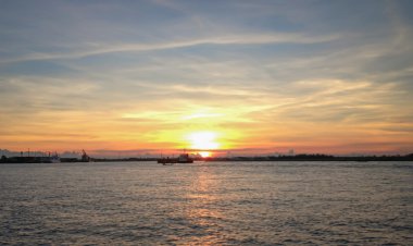 Denizde akşam sessiz Sunset