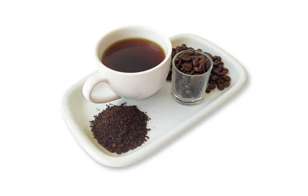 Fekete Kávé Kávébab Fehér Háttérrel Nyírási Útvonallal — Stock Fotó