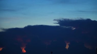 Bulutlu ve güneşli