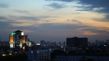 Zaman Hızı - Hareketli bulutlarla Alacakaranlık Günbatımı