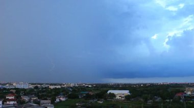 Alacakaranlık bulutlu ve şimşek