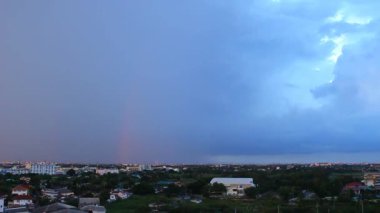Alacakaranlık bulutlu ve şimşek