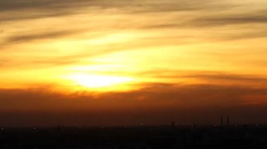 Bulutlu ve sisli gün doğumu